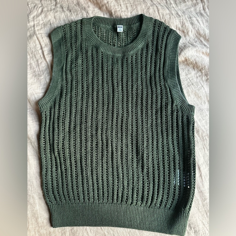 SOLD!! UNIQLO Olive Open-Knit Crewneck Sweater Vest Small